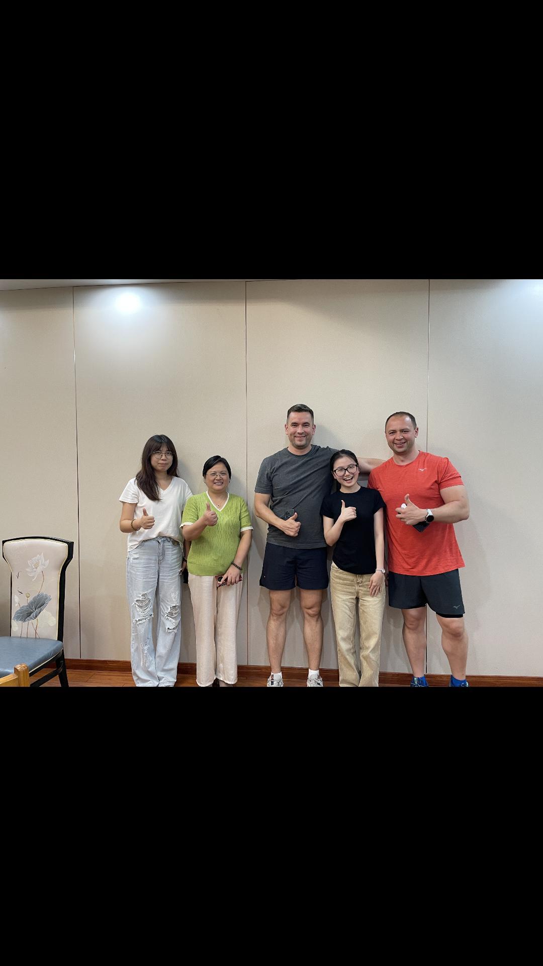 Ryska klientbesöker Luo Ming-rening för inspektion på plats